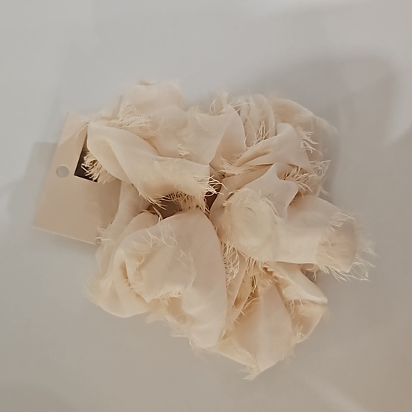 Kitsch Brunch Scrunchie with Frayed Linen Cream - New With Tags!! - Picture 4 of 6